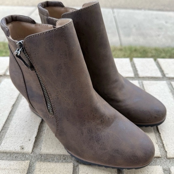 NATURALIZER SOUL Haley Brown Wedge Ankle Bootie Comfort Fall Winter Boots 9.5 - Picture 2 of 7